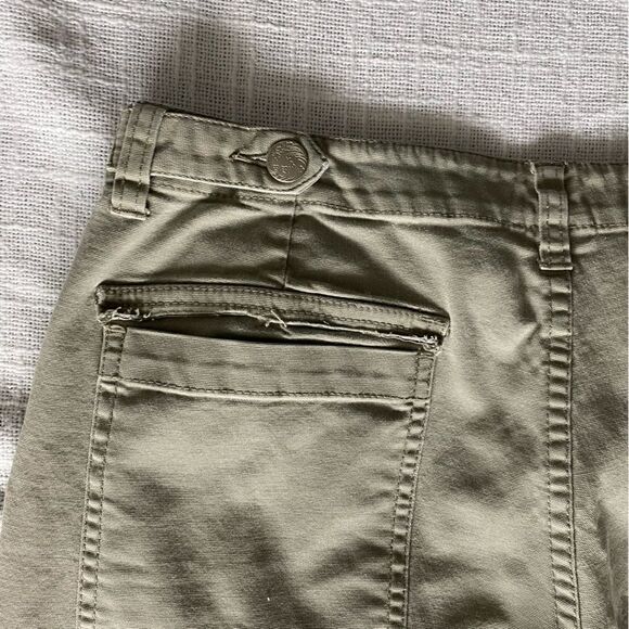 Indigo Palm Womans Sage Green Cotton Bermuda Shorts Gorpcore SZ 8 - Picture 13 of 14